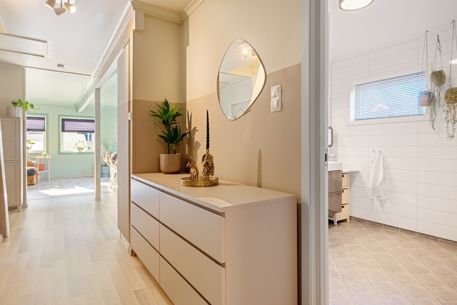 En lys og åpen bolig med gjennomtenkte fargevalg som glir harmonisk mellom de ulike rommene og sonene Galleribilde