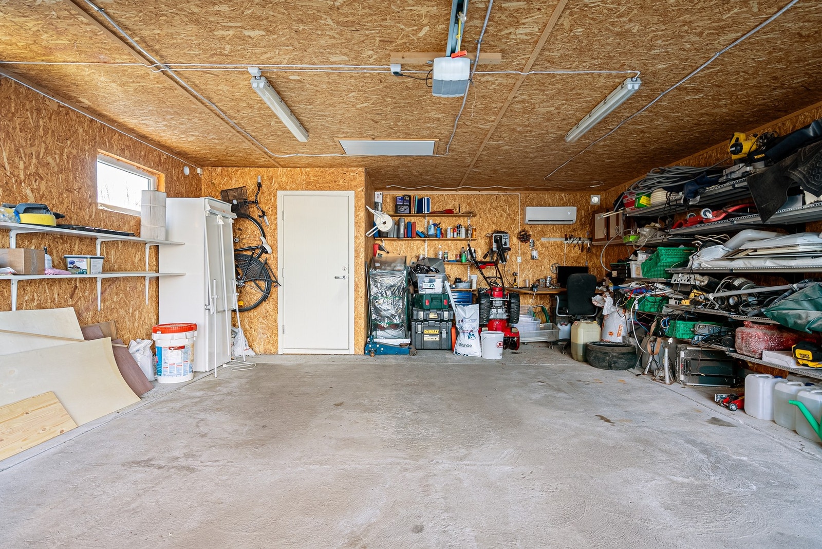 Romslig garasje med plass til både parkering og ekstra oppbevaring Galleribilde