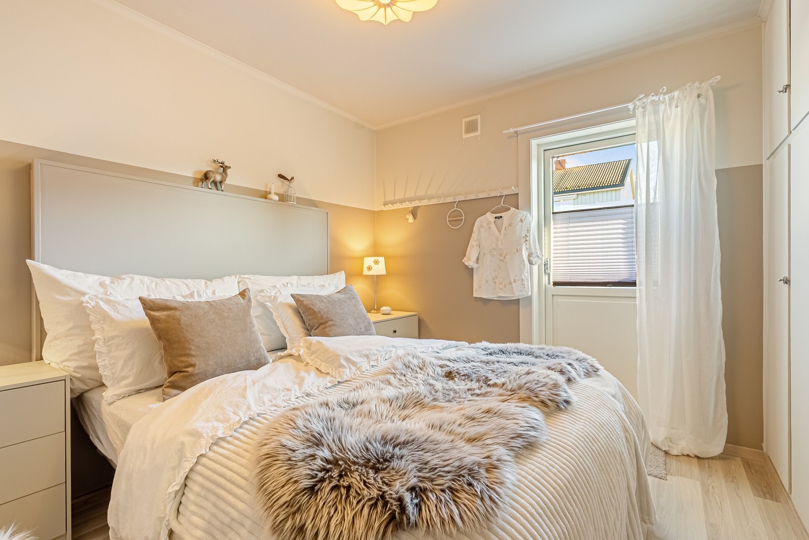 Rommet har god plass i garderobeskap, samtidig som det er rom for en stor seng og øvrig møblement Galleribilde