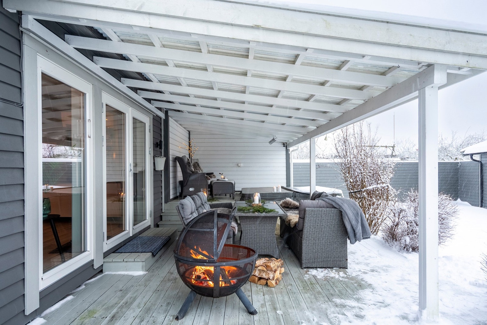 Boligen byr på fine områder som kan nytes uansett vær og årstid Galleribilde