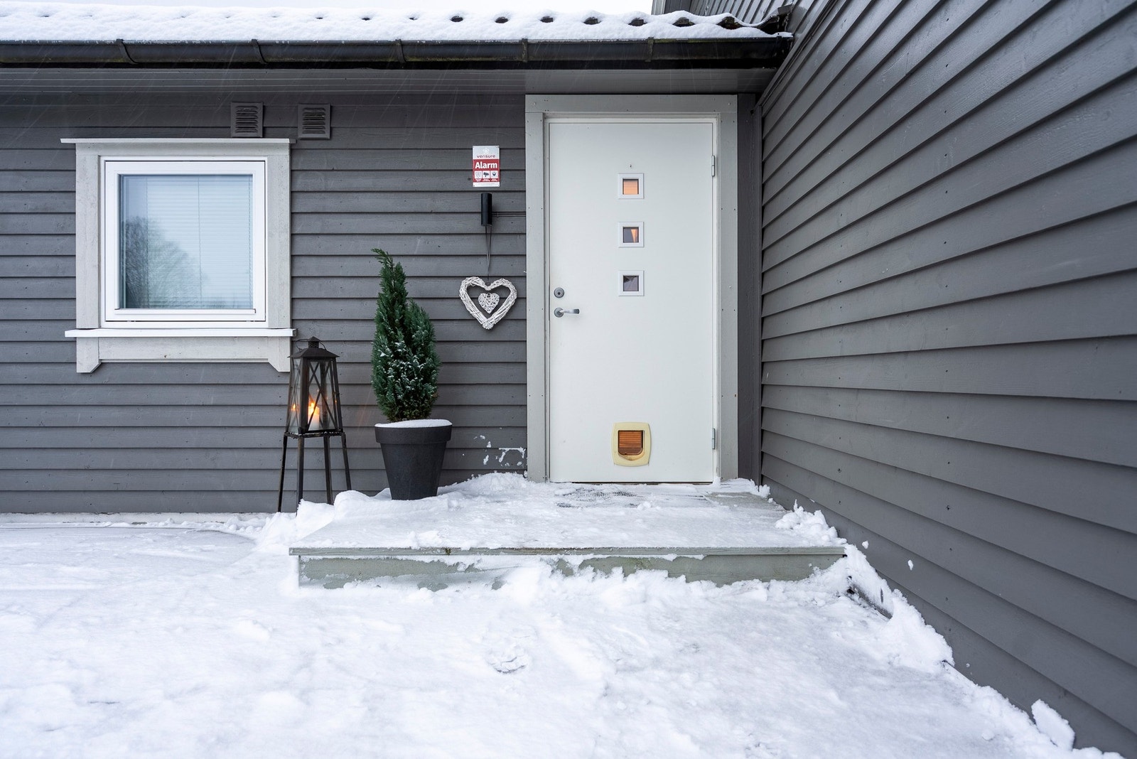 Velkommen inn - et hyggelig inngangsparti med overbygg som gir en lun og innbydende ankomst til boligen Galleribilde