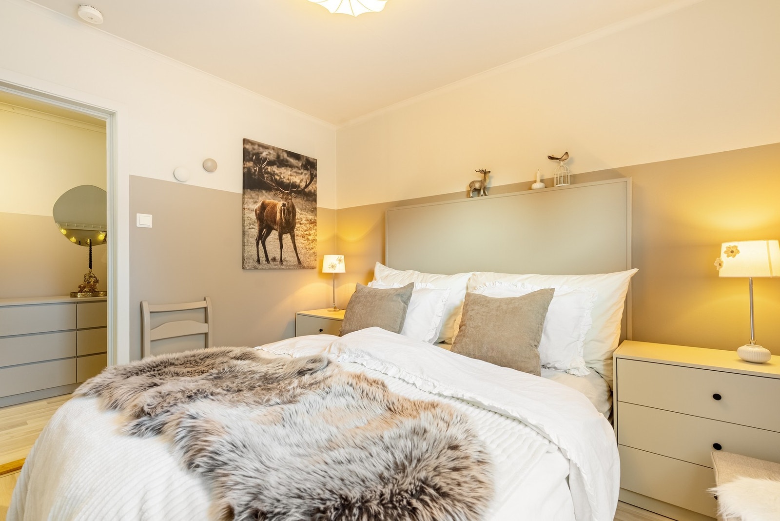 Hovedsoverommet er malt i lun farge som gjør det enkelt å finne roen Galleribilde