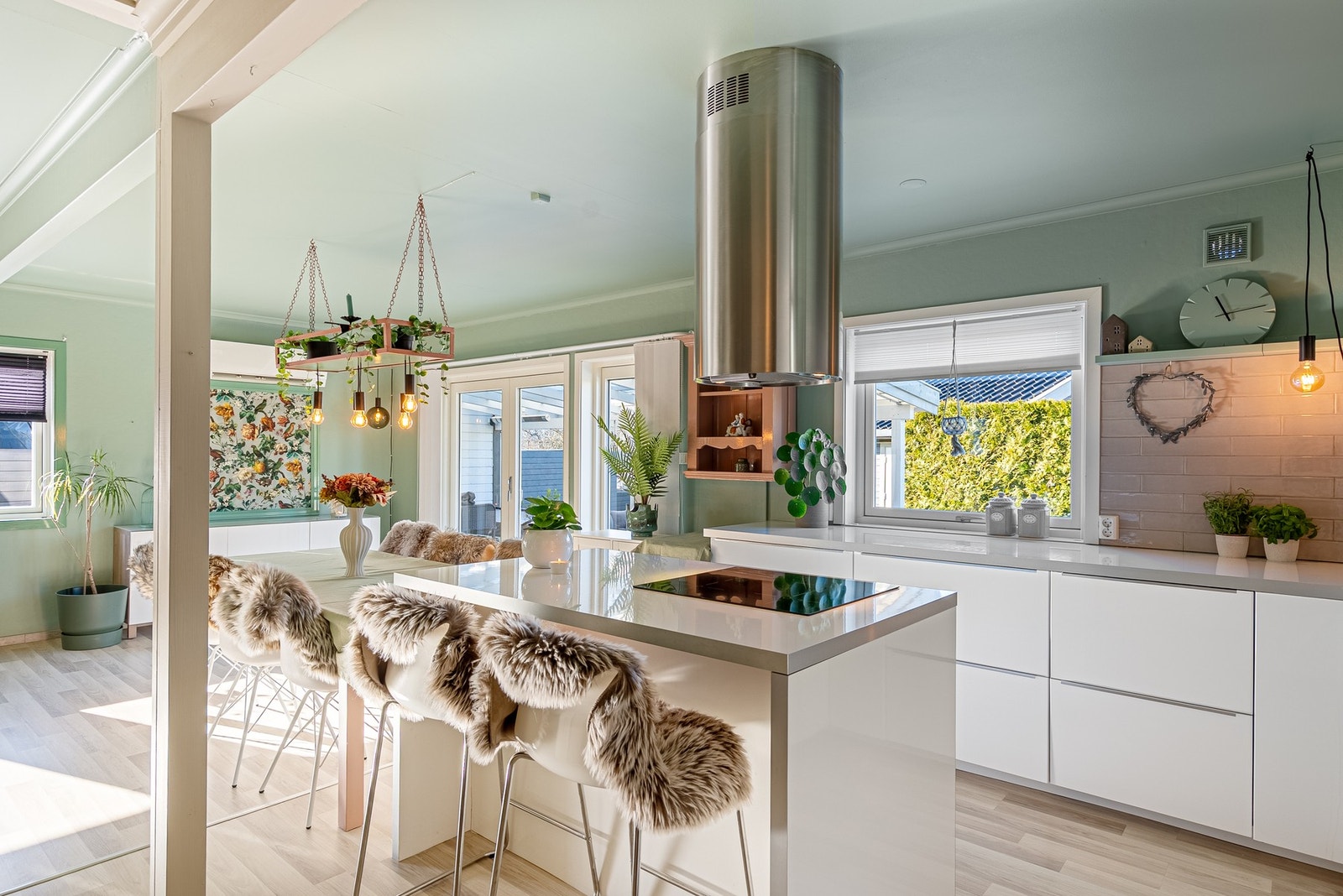 Rommet er malt i lyse elegante farger som gjør rommet varmt og innbydende Galleribilde