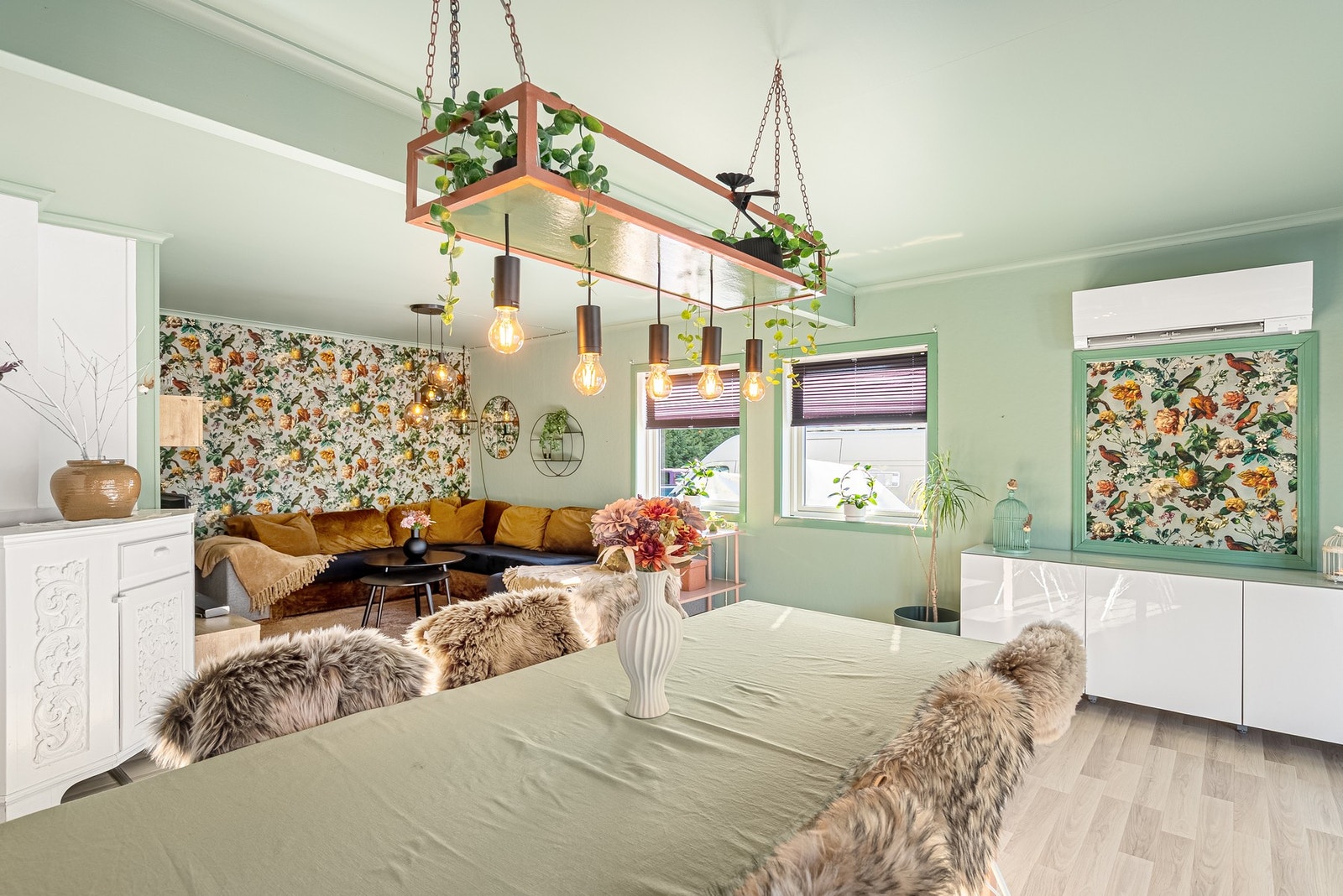 I stuedelen av rommet har du varmepumpe for en jevnt og god temperatur hele året Galleribilde