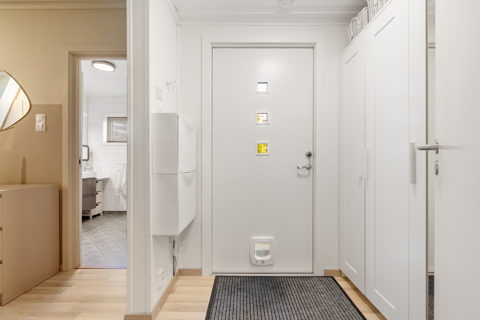 Velkommen inn - god plass til ryddig klesoppbevaring i romslig garderobeskap Galleribilde