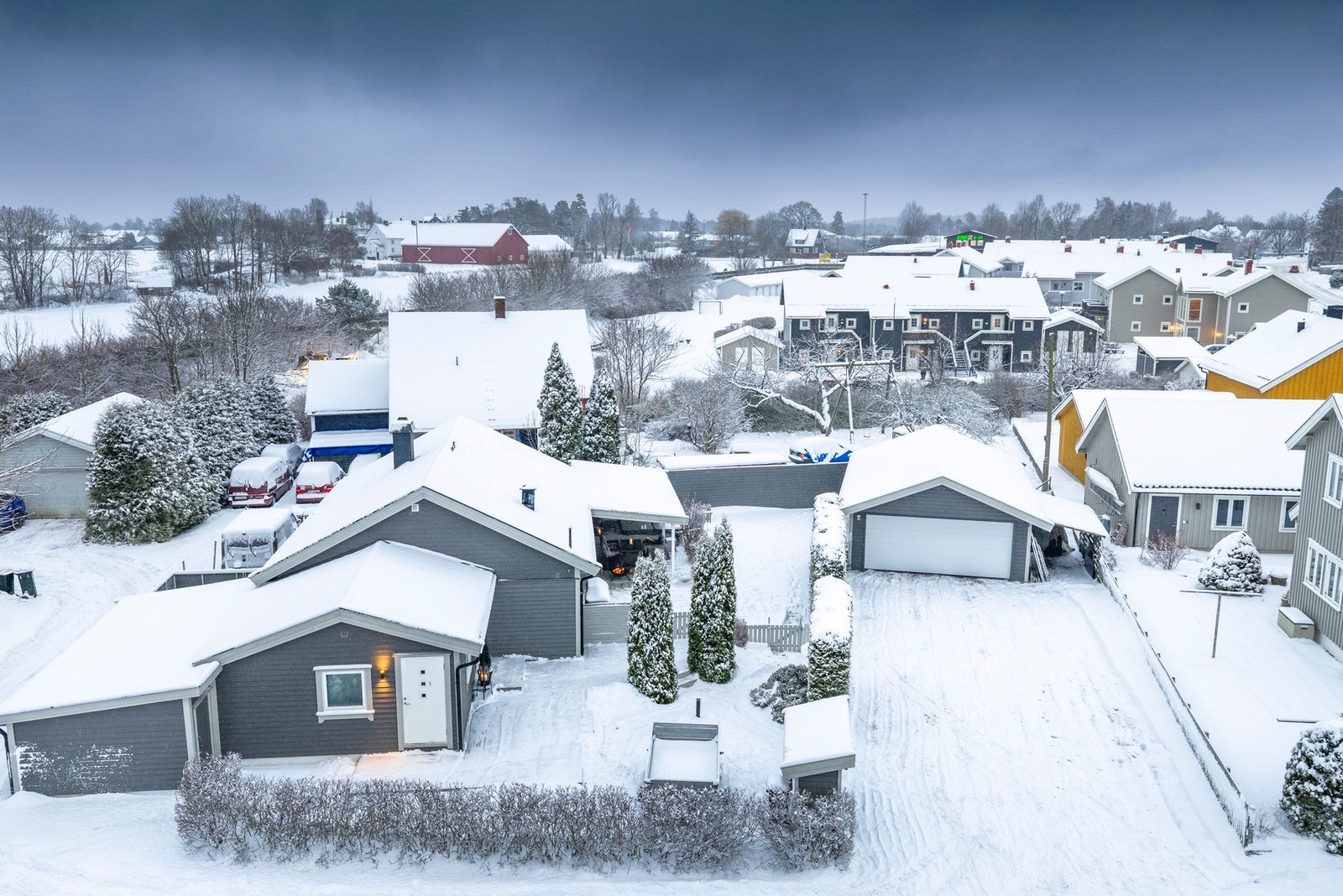 Her har du god plass til parkering i innkjørsel og dobbel garasje Galleribilde