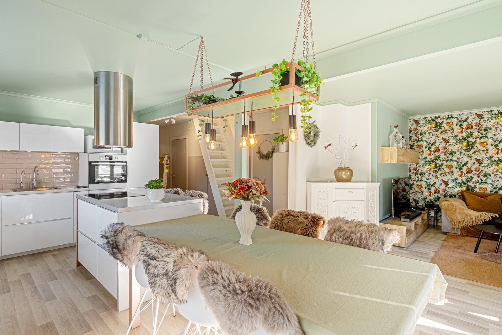 Kjøkkenet var nytt i 2014 samtidig som innvendige overflater ble pusset opp Galleribilde