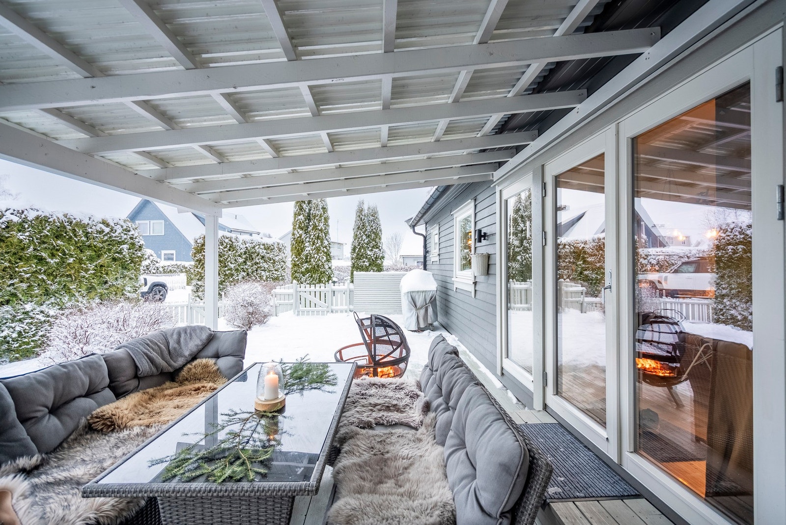 Usjenerte uteområder omkranset av hekk og gjerde, som gir en privat og skjermet atmosfære Galleribilde