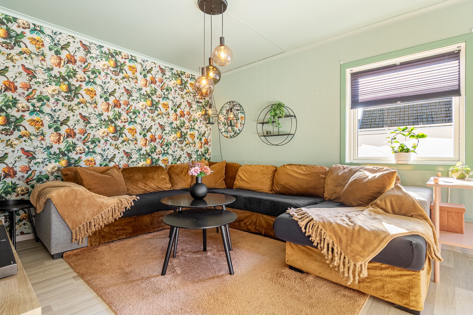 Plass til romslig sofa så hele familien kan samles for en hyggelig kveld Galleribilde