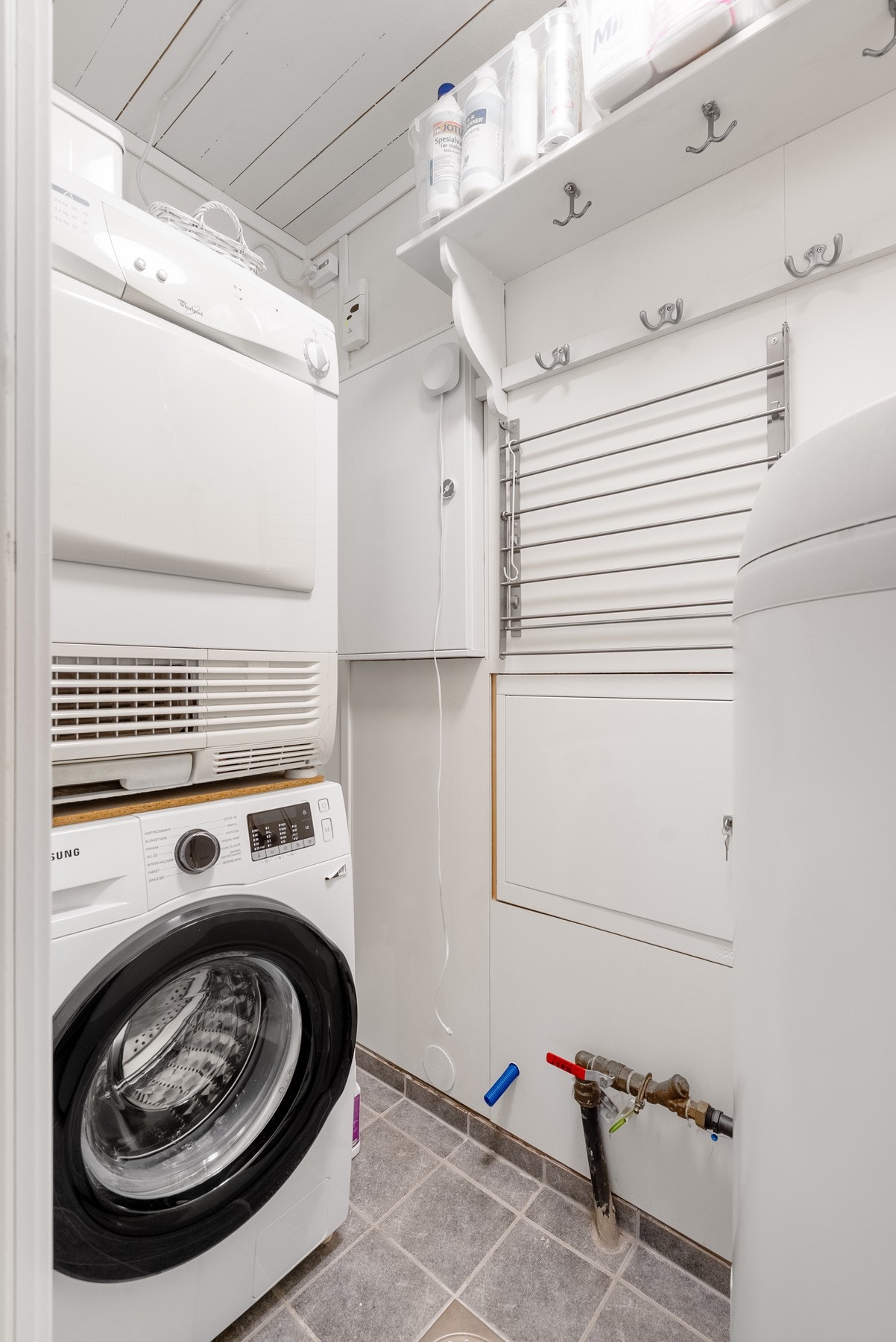 Kombinert teknisk rom og vaskerom, praktisk samlet for en effektiv og funksjonell hverdag Galleribilde