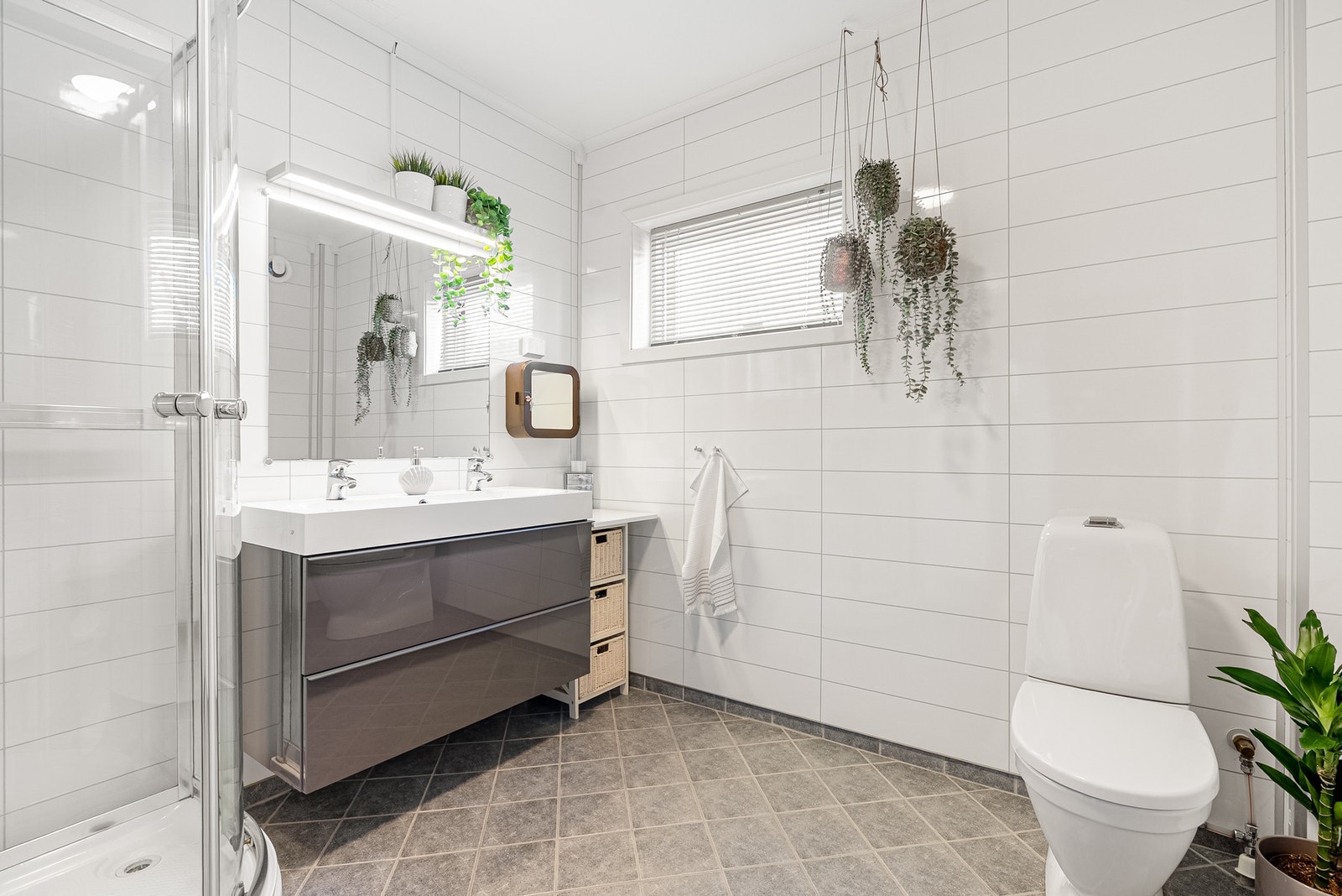 Badet ble renovert i 2014 og har flislagt gulv med varmekabler og våtromsplater på veggene Galleribilde