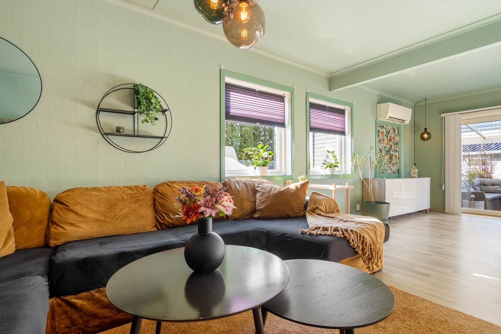 Et lyst og åpent oppholdsrom med plass til både sofagruppe og spisestue Galleribilde