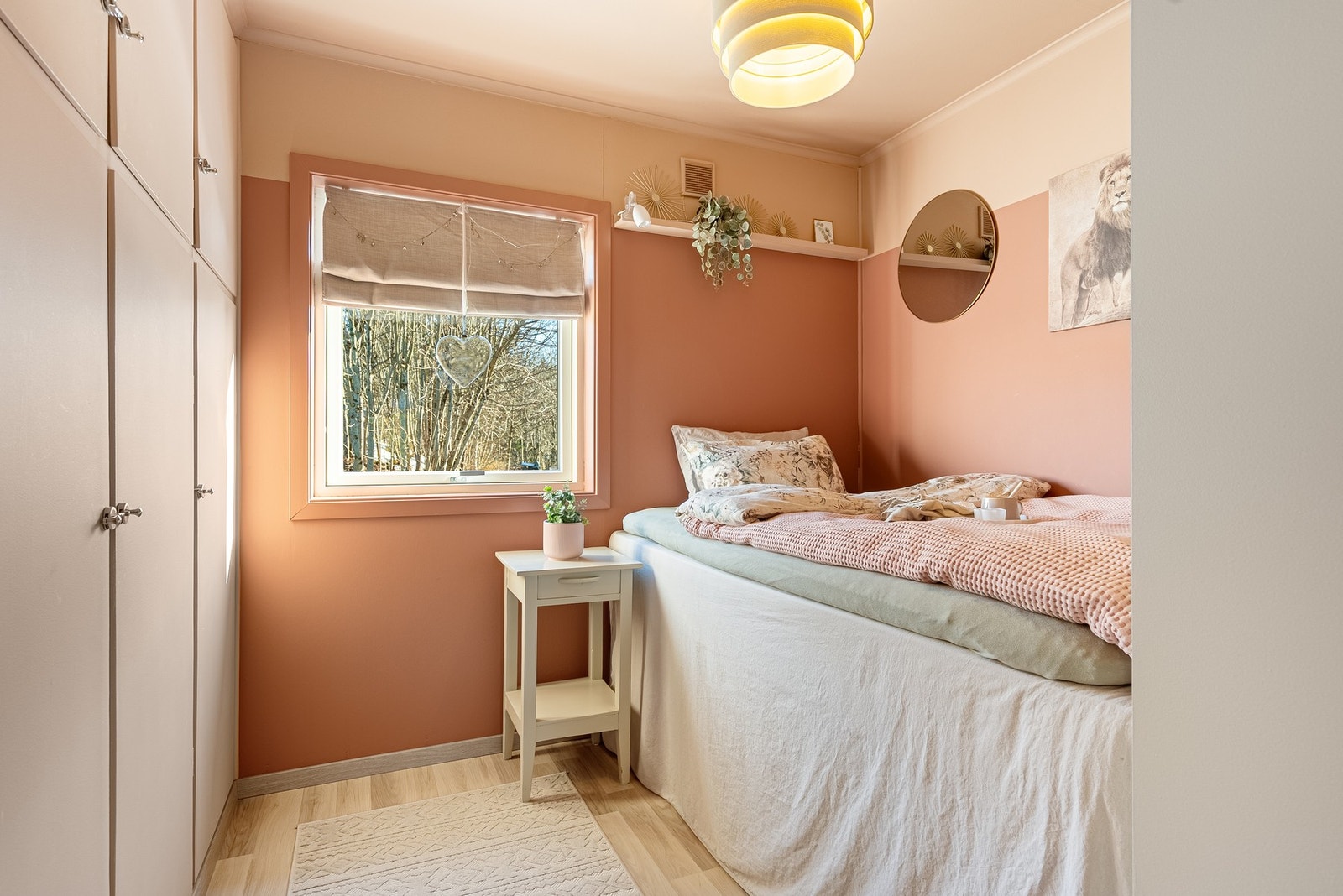 Boligens andre soverom inneholder også god skapplass og mulighet til å skape sitt eget private område Galleribilde