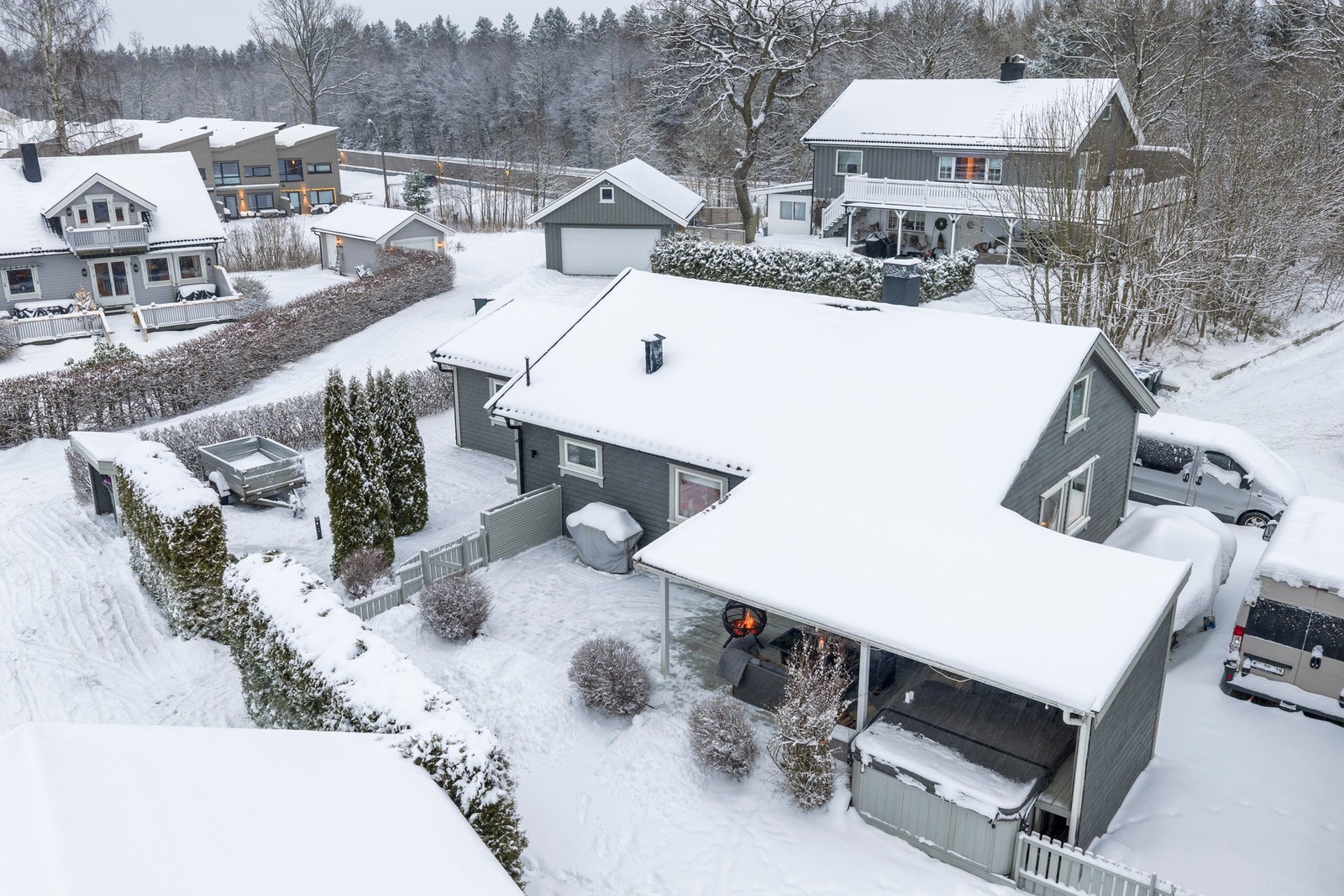 En god størrelse på tomten og uteområder som passer til både lek og avslapning Galleribilde
