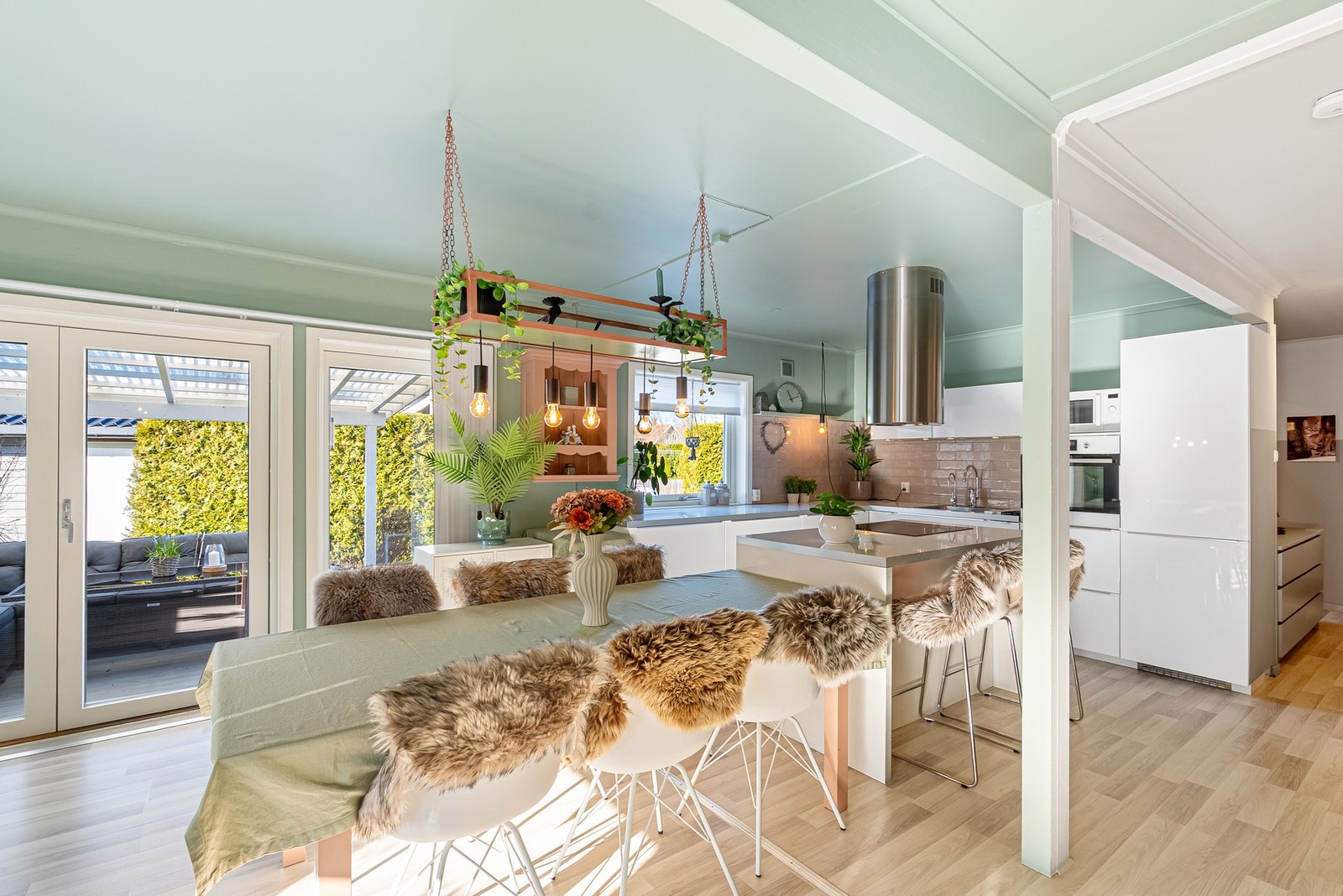 Store vindusflater mot uteplass bidrar med å åpne opp rommet samtidig som lyset slipper inn Galleribilde