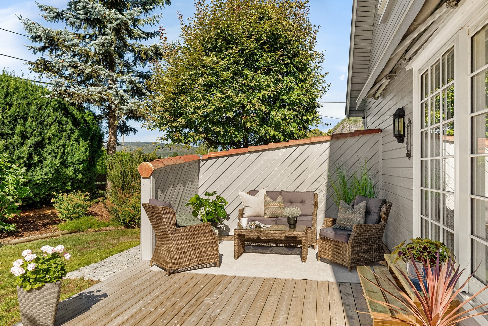 Uteplassen har levegg som gjør det lunt og hyggelig Galleribilde