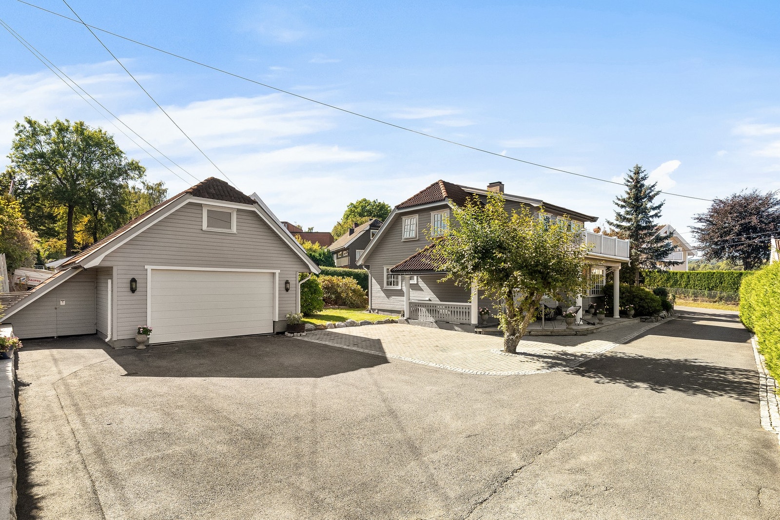 Gårdsplassen er pent opparbeidet, med gode parkeringsmuligheter i garasje og utendørs Galleribilde