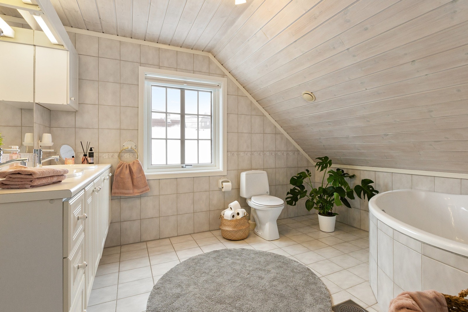 Stort bad i 2. etasje med badekar fra byggeår Galleribilde