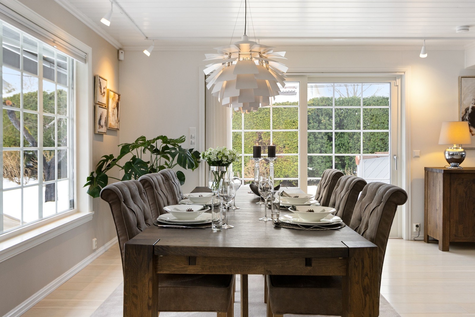 Fra stue/spisestue er det utgang til den flotte terrassen og hagen Galleribilde