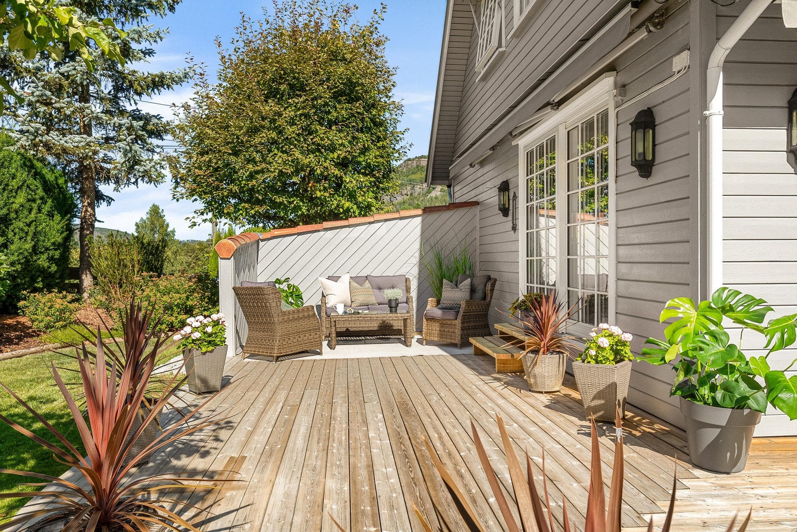 Motorisert markise utenfor stuen mot sør og vest Galleribilde