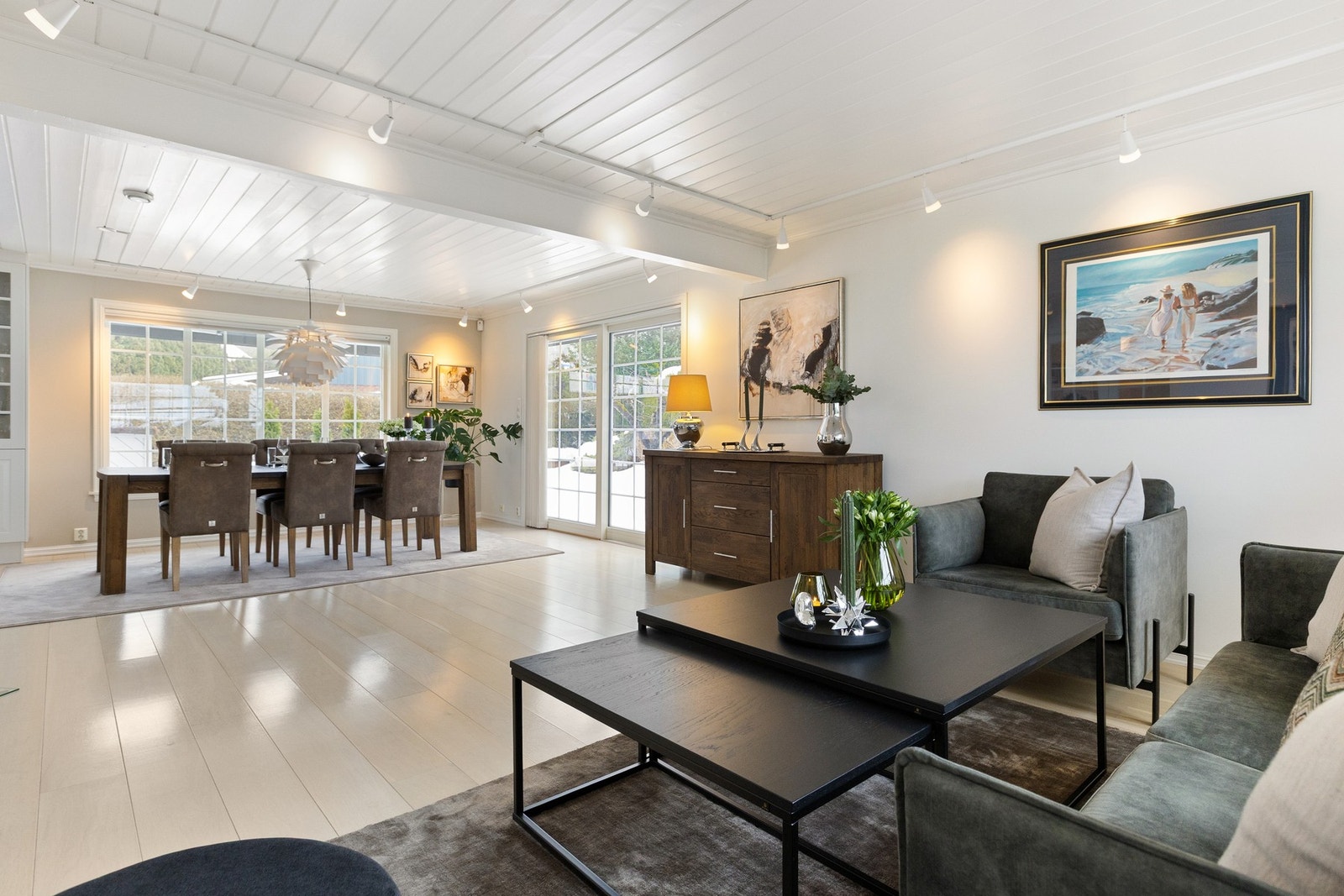 Planløsningen er romslig og luftig med mye dagslys Galleribilde