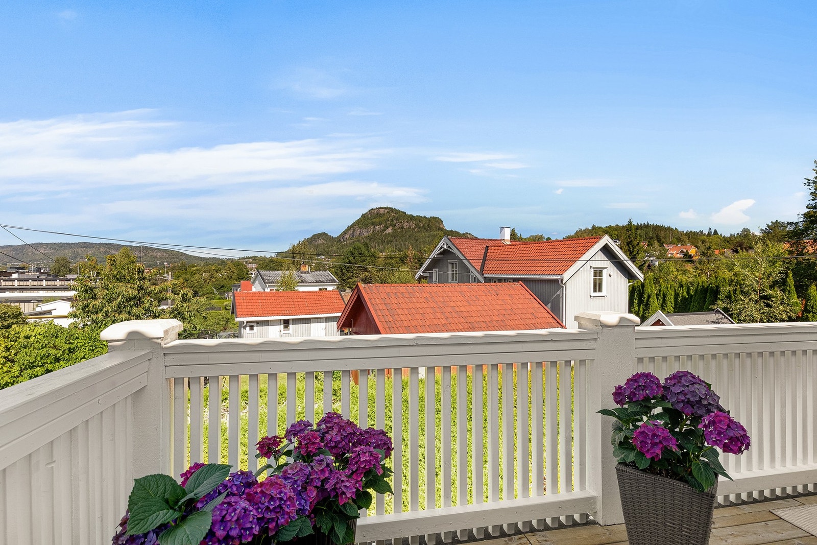 Fra verandane i 2. etg er det flott utsikt mot Kolsåstoppen og Eineåsen Galleribilde