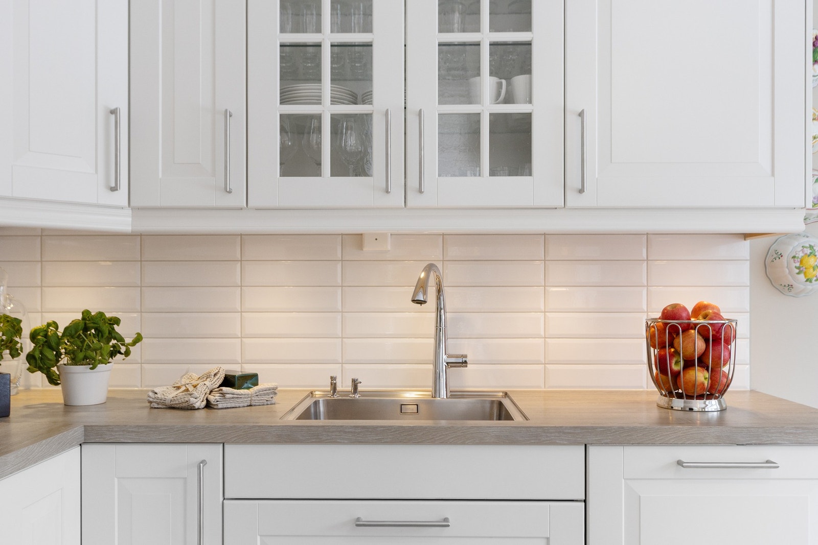 Klassisk og tidløs innredning med integrerte hvitevarer Galleribilde