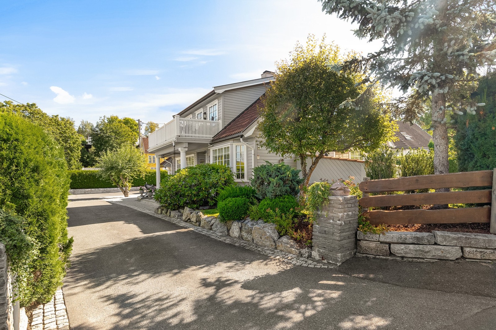 Attraktiv innkjørsel gir ent eksklusivt førsteinntrykk av boligen Galleribilde