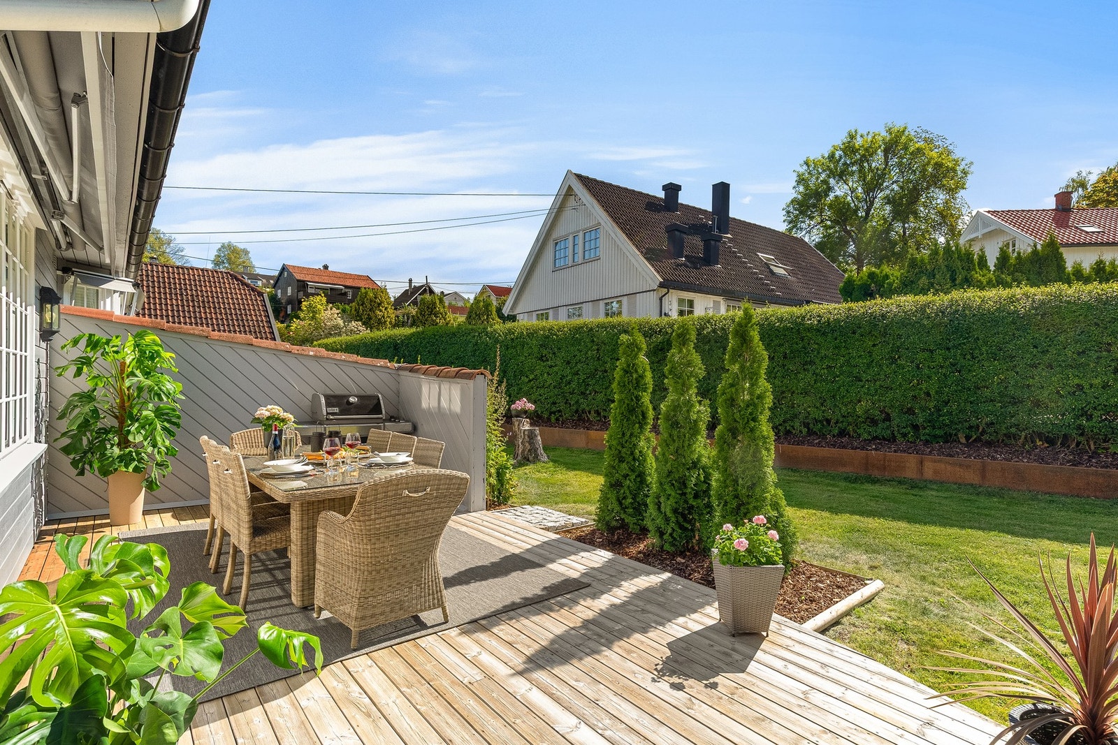 Hekker rundt eiendommen gir god skjerming mot innsyn og fremstår barnevennlig og fin Galleribilde