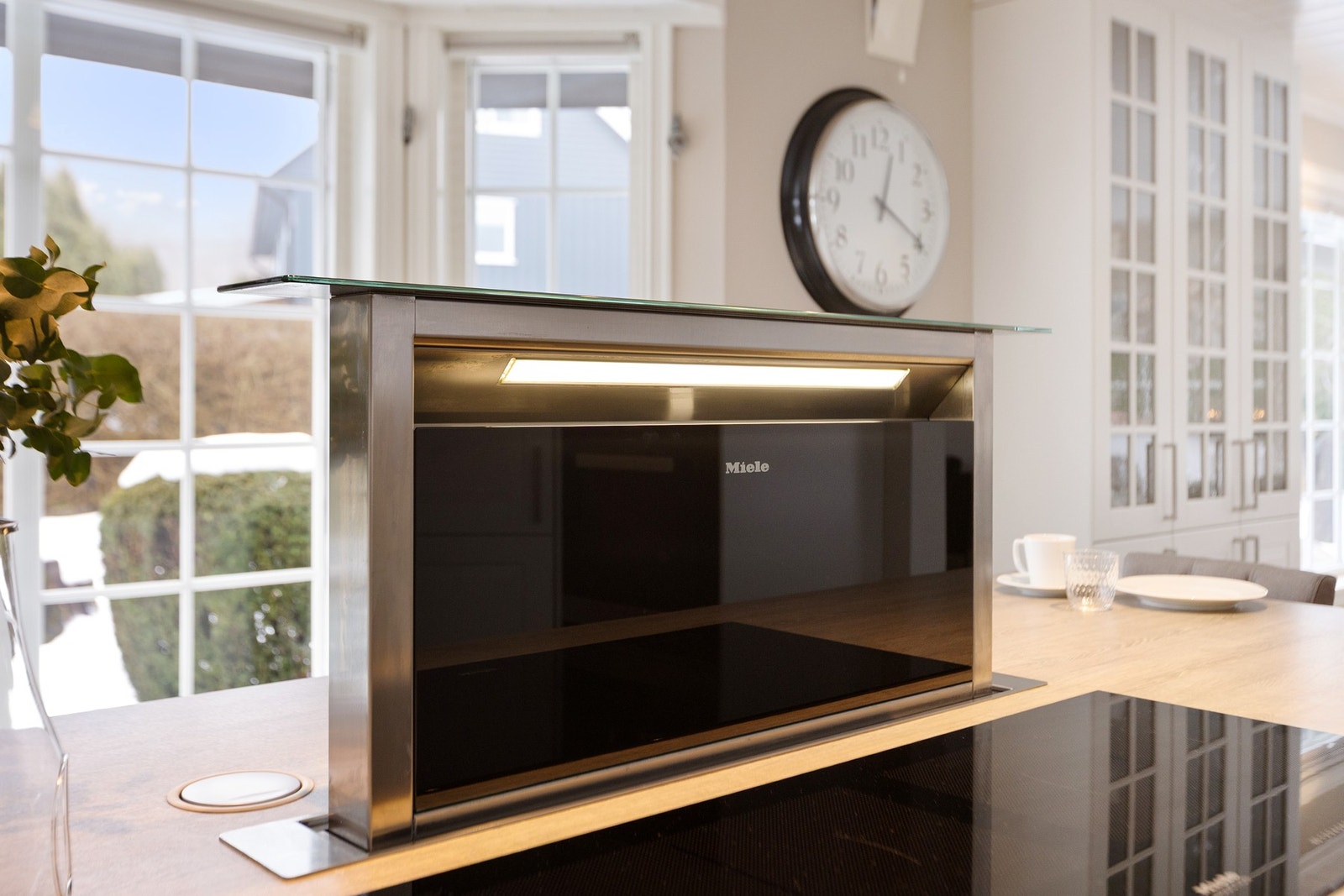 På kjøkkenøyen er det platetopp med integrert ventilator med hev/senk funksjon som gir en mer åpen og luftig opplevelse på kjøkkenet Galleribilde