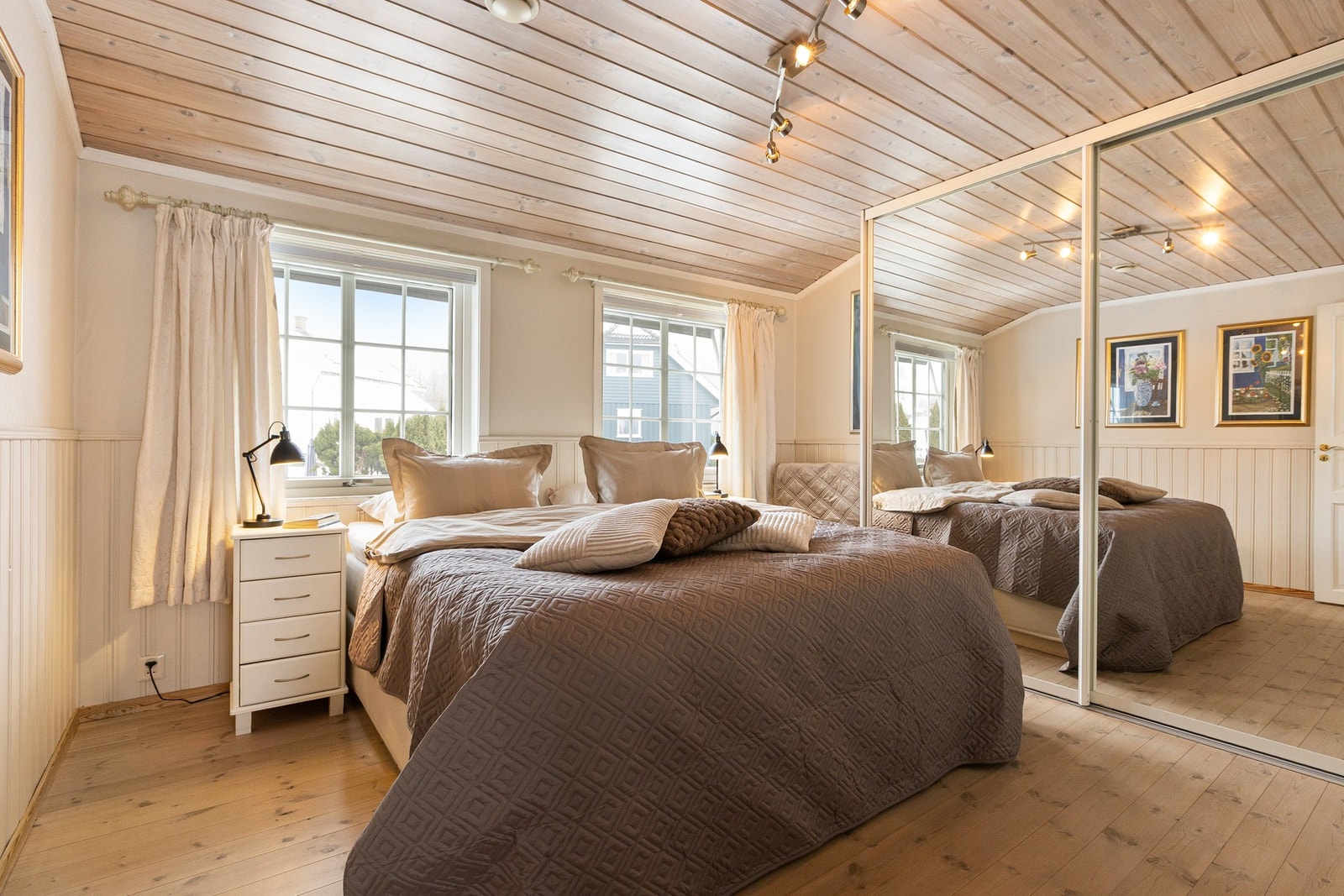 Hovedsoverom har speil skyvedørsgarderobe Galleribilde