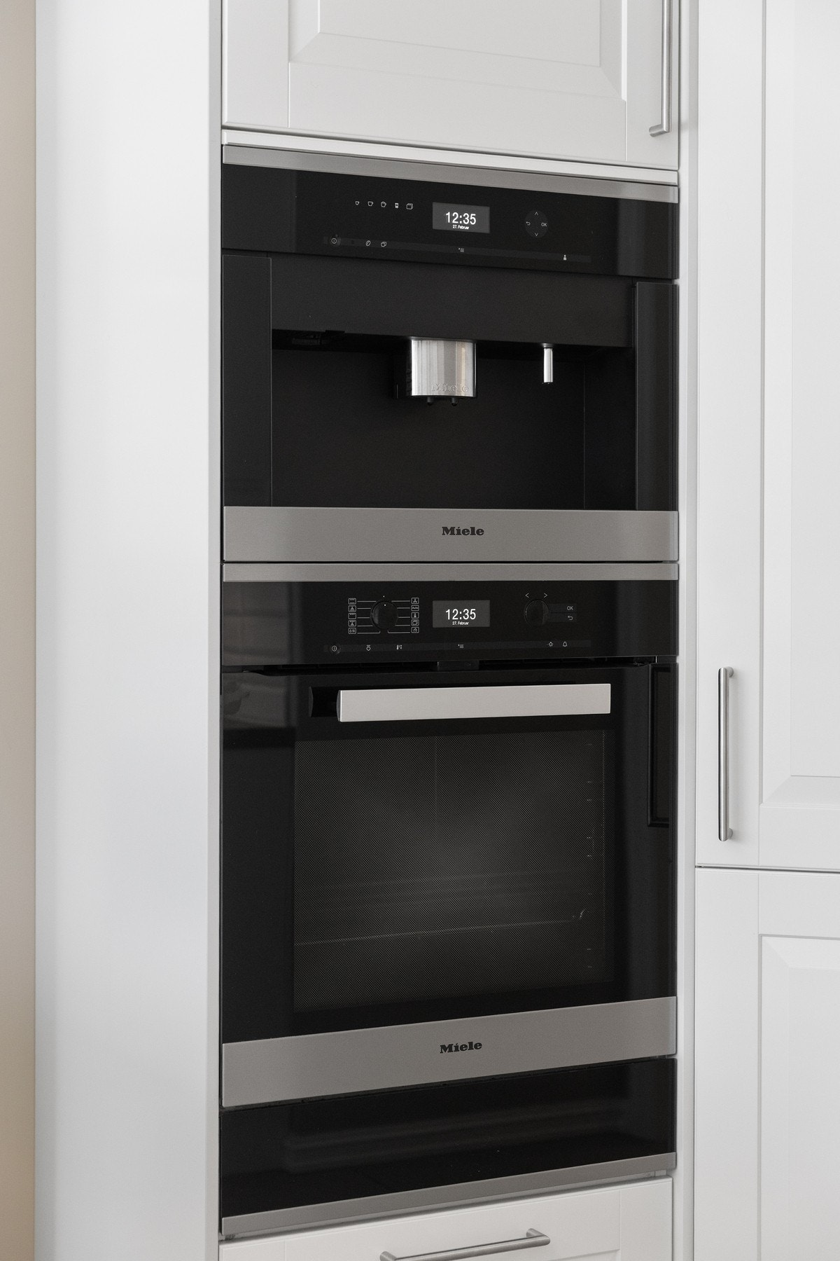 Miele kaffemaskin, komfyr, tellerkenvarmer skuff og kjølehjørnet Galleribilde