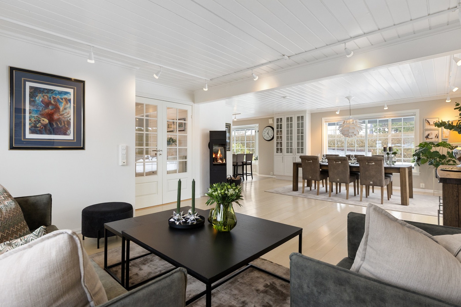 Den åpen planløsning mellom stue, spisestue og kjøkken Galleribilde