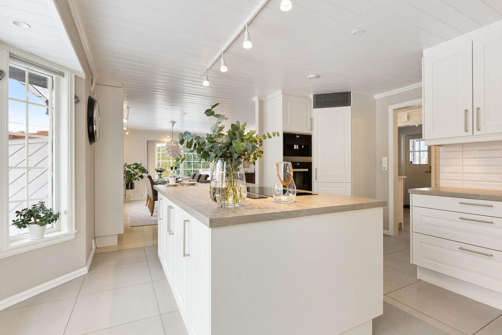 Kjøkkenet har tidsriktige fliser på gulvet og god belysning i himlingen Galleribilde