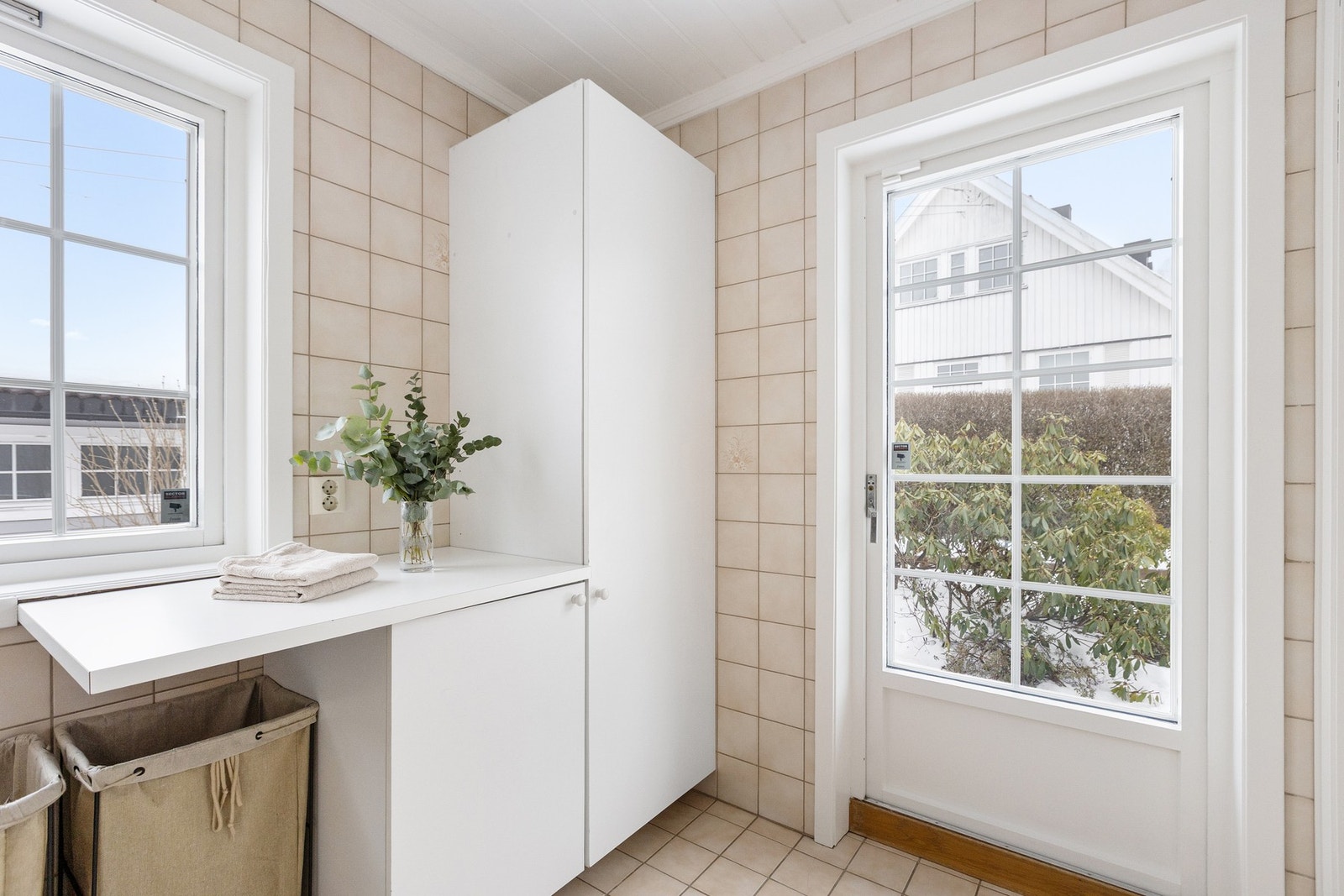 Det er også egen inngang til vaskerommet fra hagen, superpraktisk i hverdagen Galleribilde