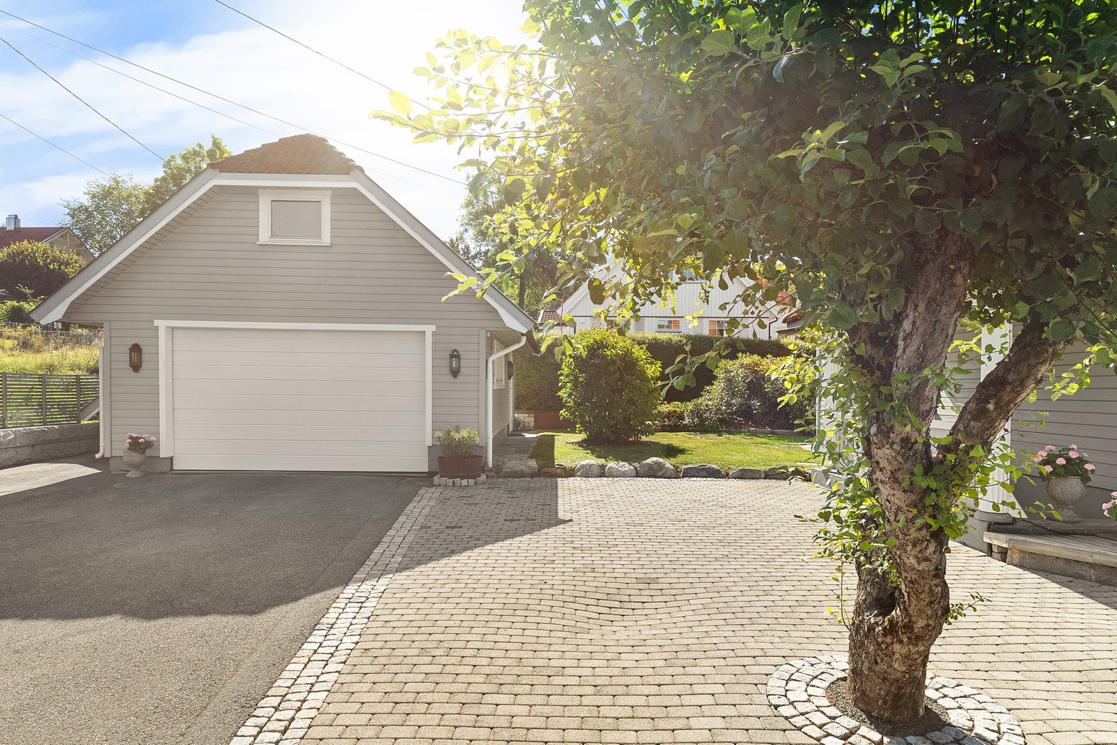 Fin garasje på 6X6 meter oppført i 1991 med lagringsloft Galleribilde