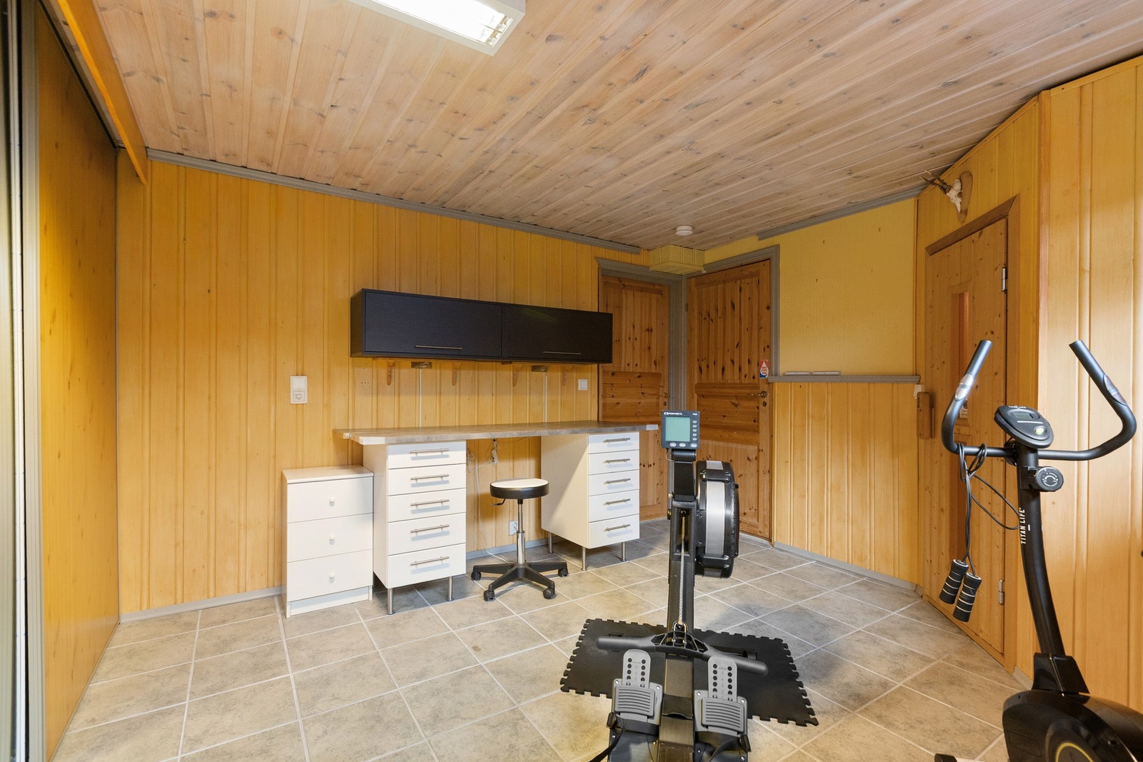 Treningsrommet har flislagt gulv med varmekabler - teknisk rom innenfor har wc, sluk i gulv og lagt opp for dusj Galleribilde