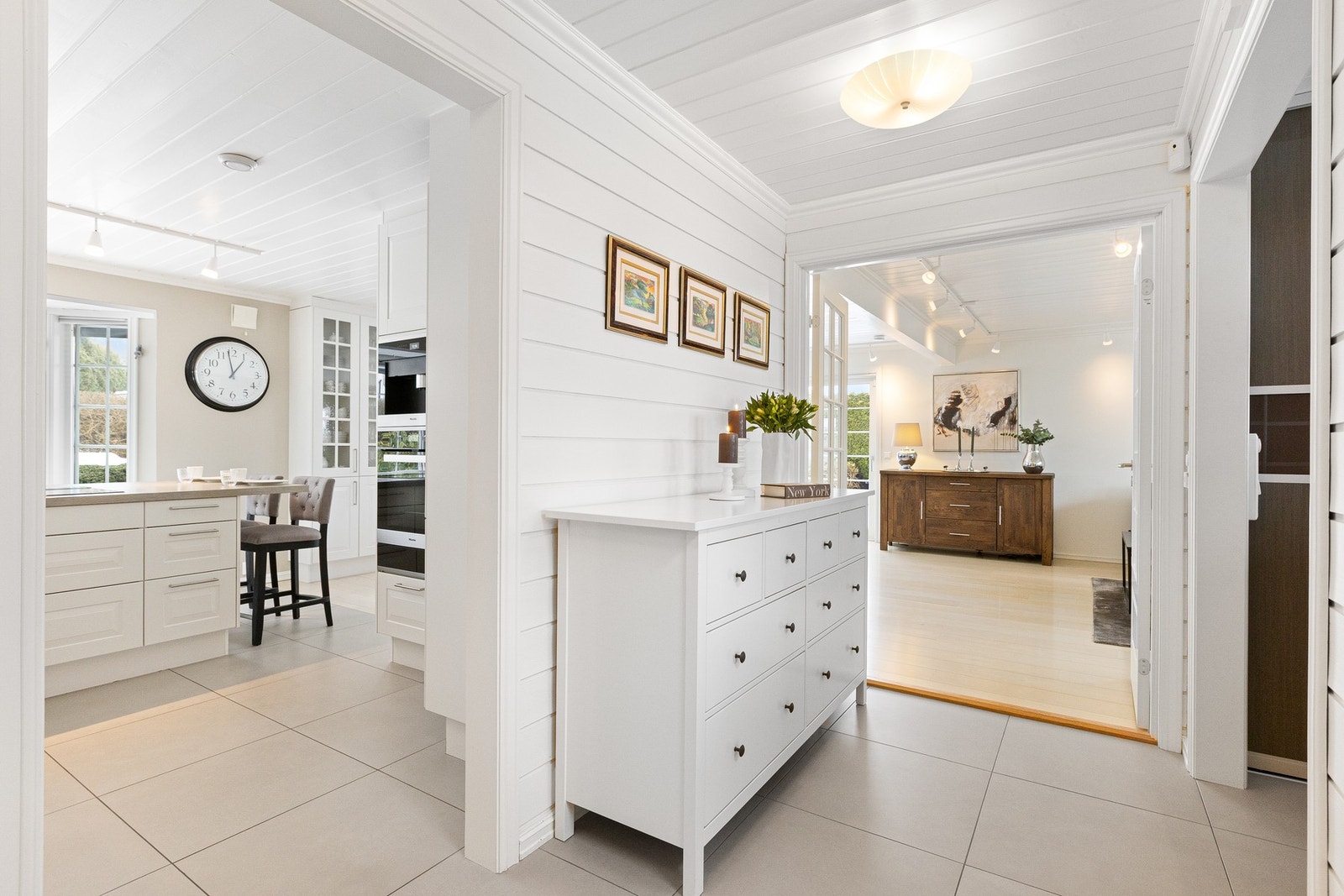 Entreen gir tilgang til stue og kjøkken Galleribilde