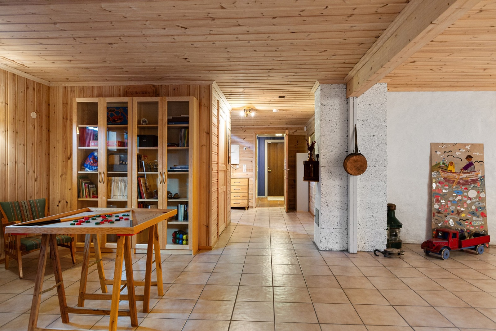 Stort rom innredet som kjellerstue (ikke godkjent varig opphold) Galleribilde