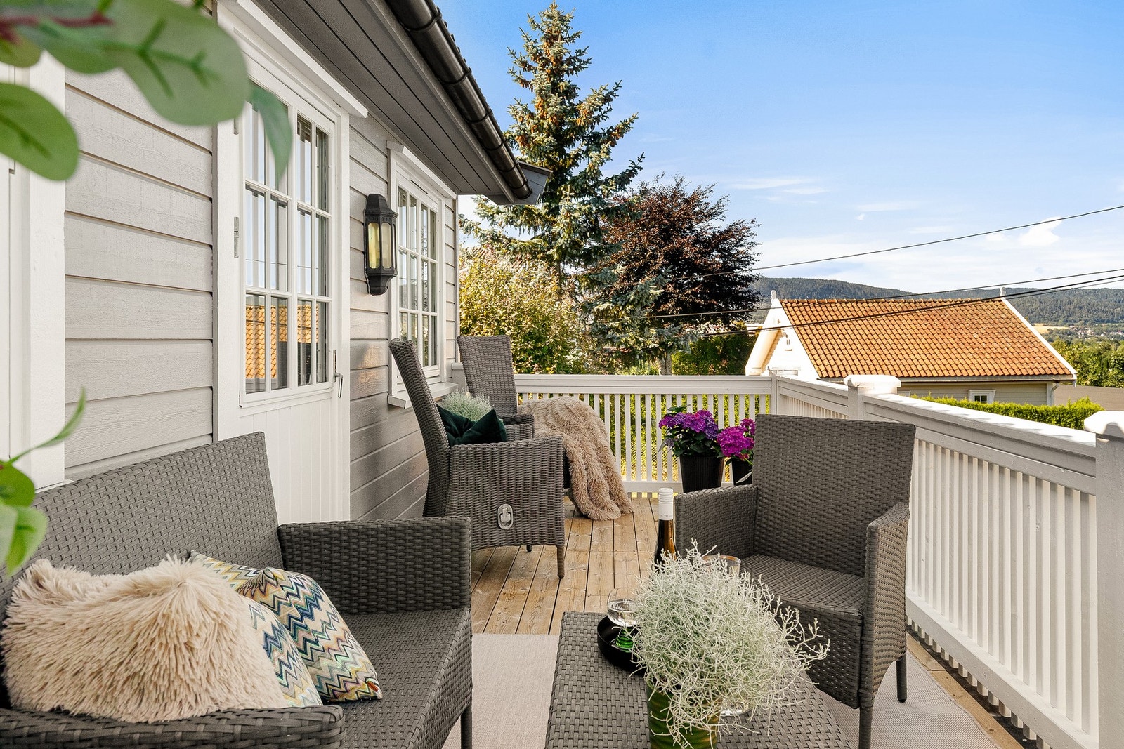 Romslig veranda med ny terrassdekke og rekkverk i 2025 Galleribilde