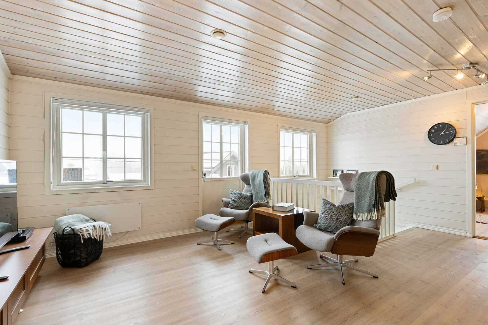 Stort takoppløft gir lys og luftig loftstue Galleribilde