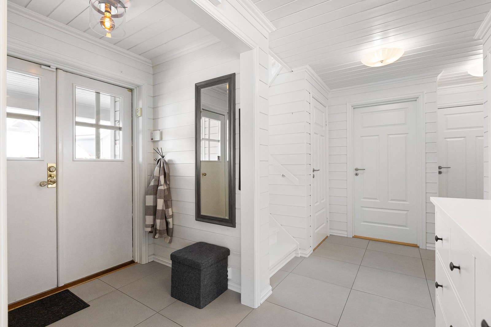 Innbydende entré med god plass til alle. Innredet med skyvedørsgarderobe Galleribilde