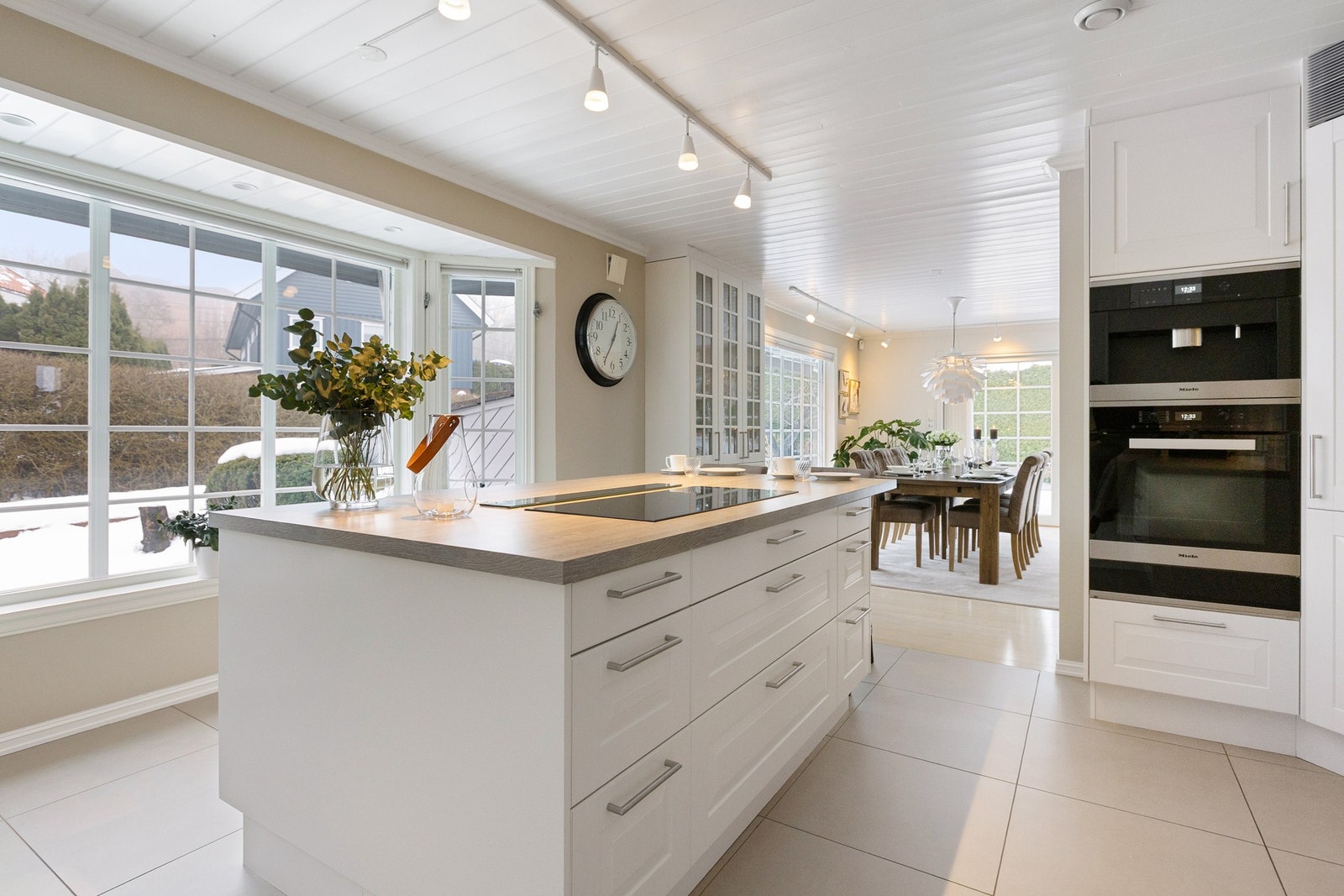 Koketopp smart og sosialt plassert på kjøkkenøy. Integrert komfyr og kaffemaskin i ergonomisk riktig høyde Galleribilde