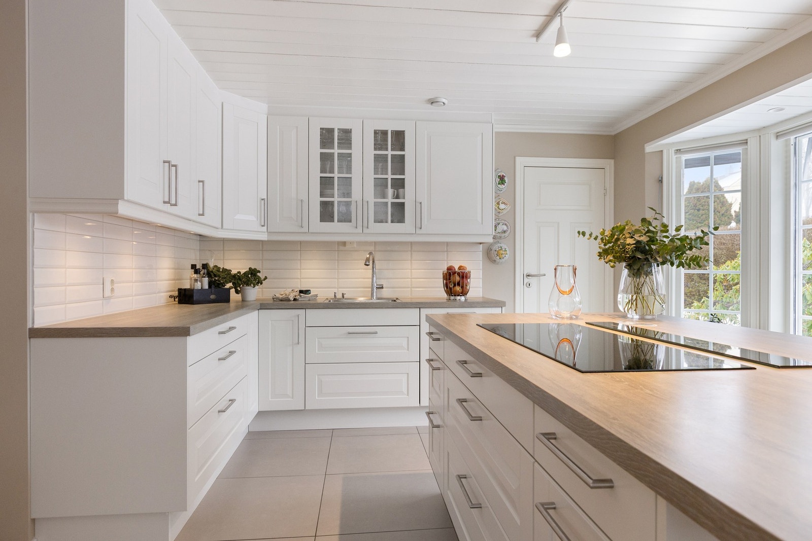 Det er rikelig med arbeidsplass og mye lagring på kjøkkenet Galleribilde