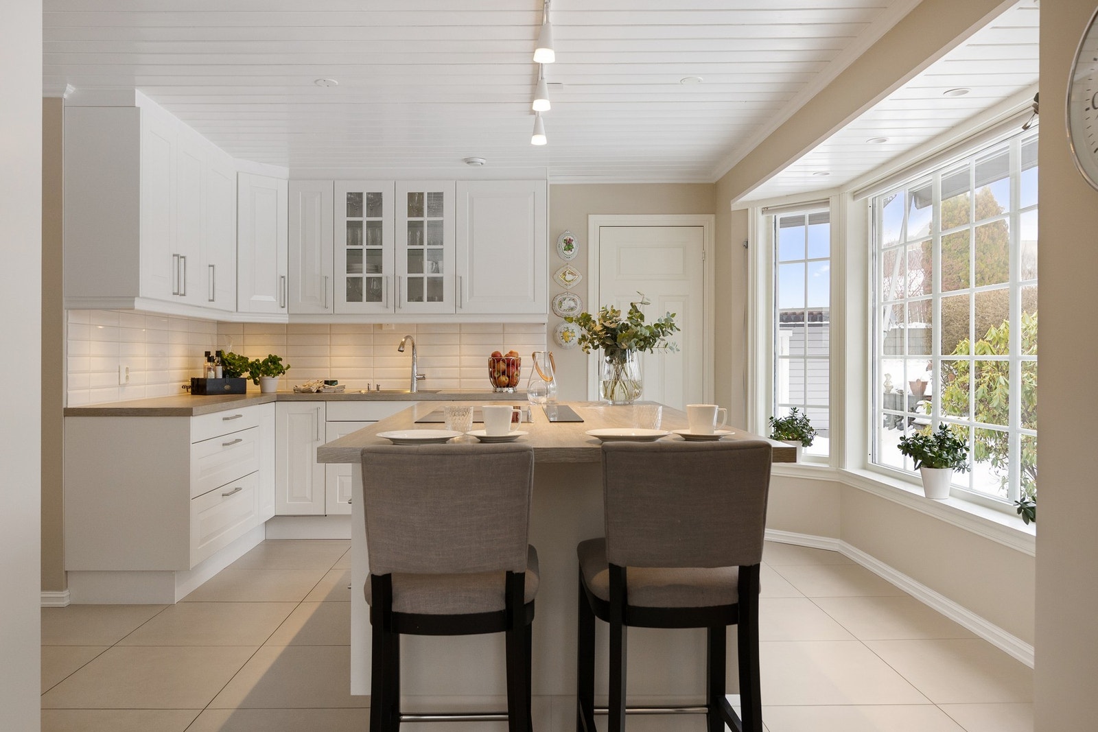 Kjøkkenøyen har en hyggelig spiseplass på enden Galleribilde