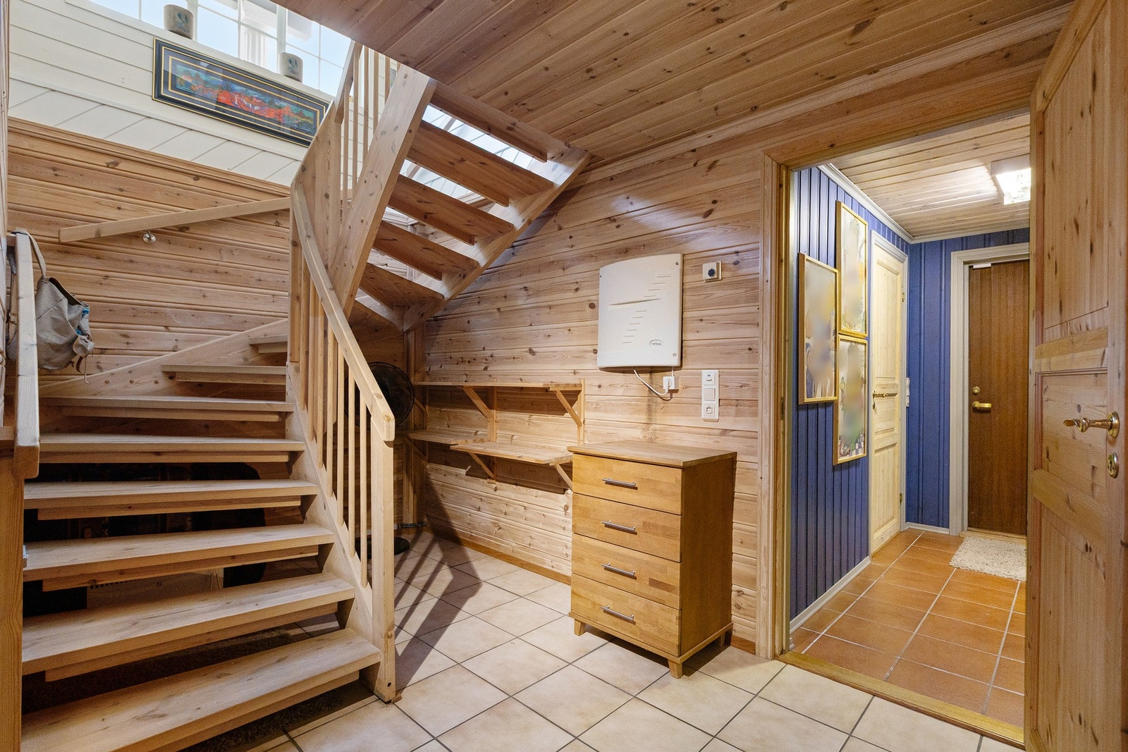 Innholdsrik underetasje med ankomst fra 2. etasje i tillegg til egen inngang fra tomten Galleribilde