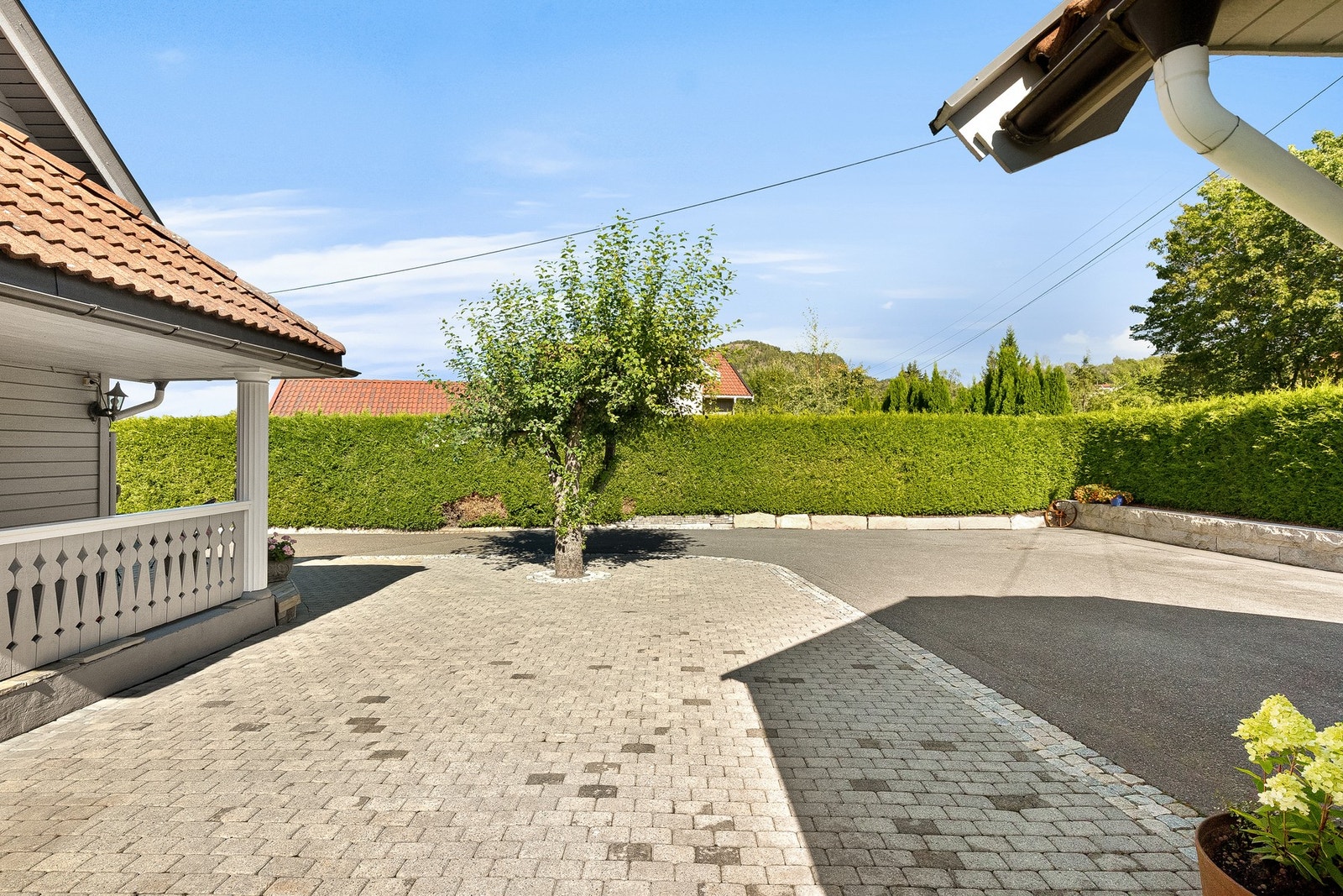 Steinsatte areal gir et ryddig og lett vedlikeholdt uteareal Galleribilde