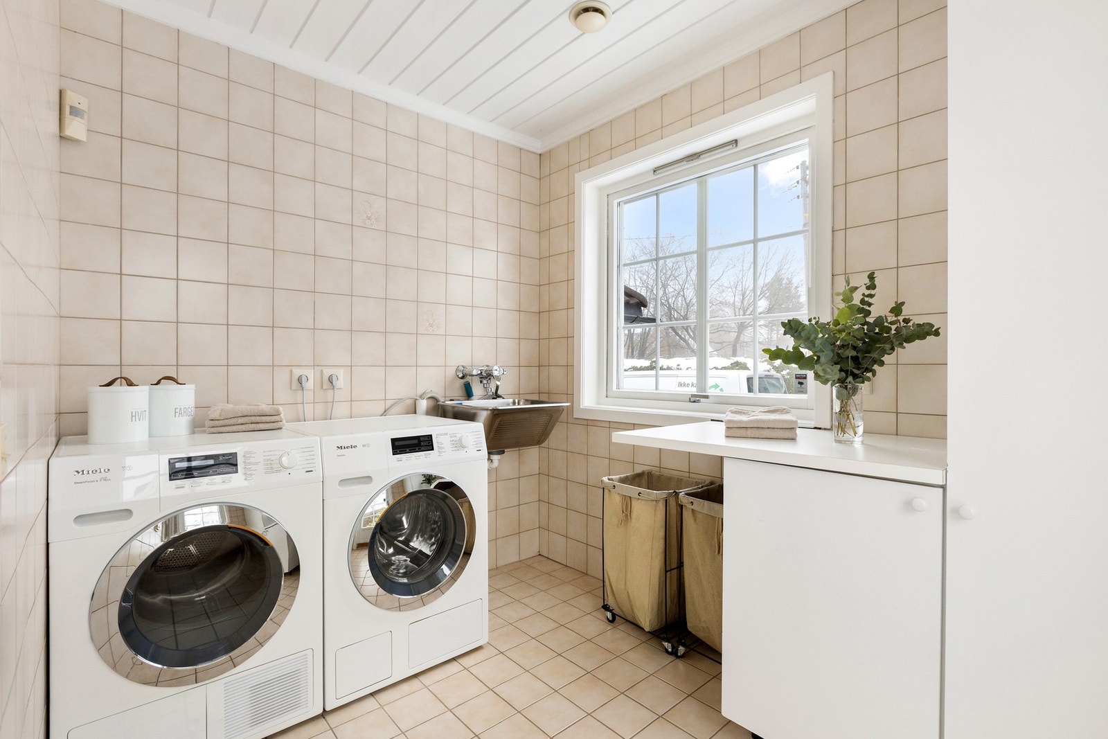 Separat vaskerom innenfor kjøkkenet Galleribilde