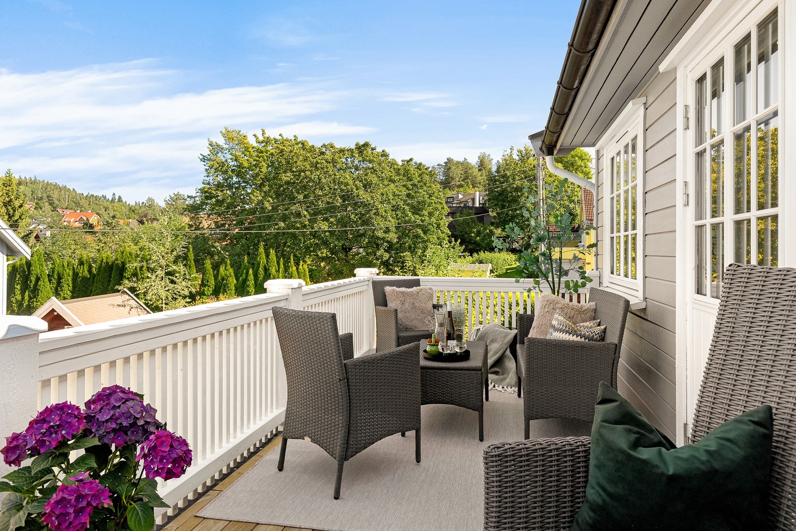 Flott terrasse over inngangspartiet med sen kveldsol Galleribilde