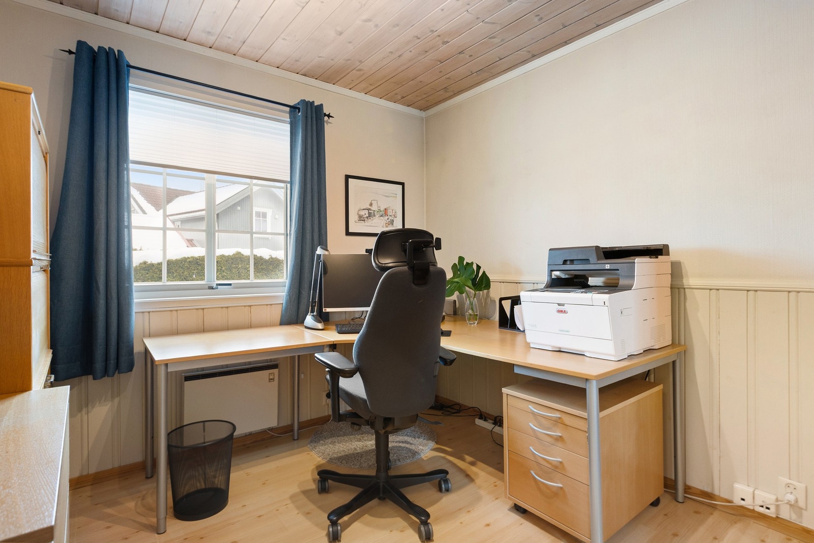 I 1. etasje er det et soverom som i dag er innredet og benyttet som kontor Galleribilde